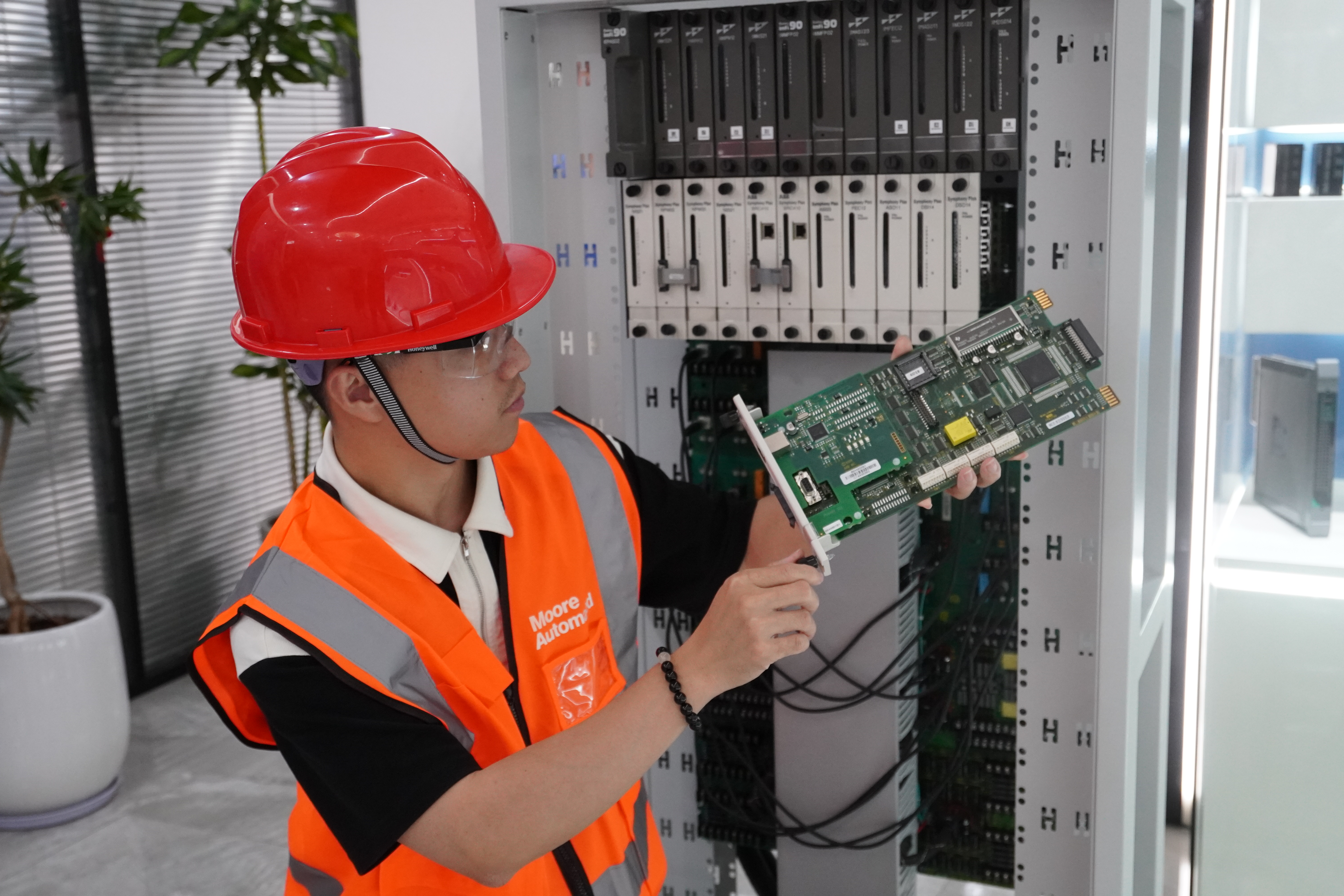 AMIKON industrial automation warehouse